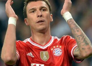 Rục rịch đòi đi, Mandzukic bị HLV Guardiola trừng phạt