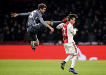 lỗi cao chân trong bóng đá