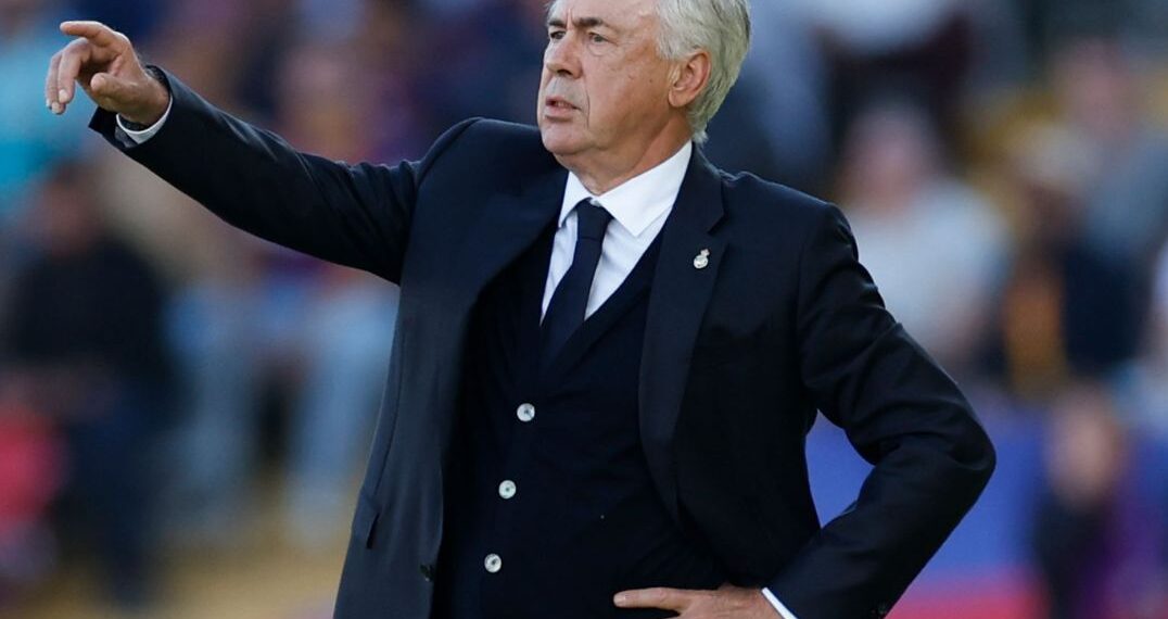 Carlo Ancelotti phản ứng với trọng tài sau khi bị Man City cầm hòa