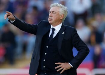 Carlo Ancelotti phản ứng với trọng tài sau khi bị Man City cầm hòa