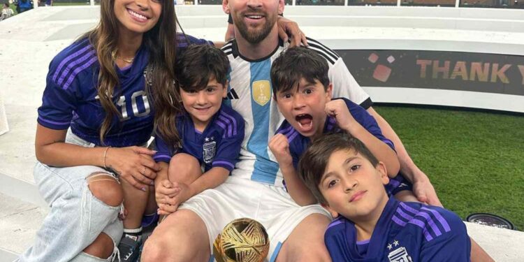 Con trai Messi có hành động đáng yêu khi bố vô địch World Cup