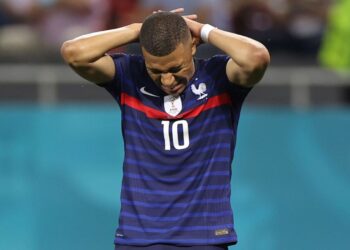 Mbappe có pha xử lý lạ lùngtrước gôn trống