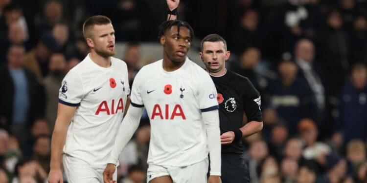 Tottenham Hotspur gục ngã với 2 thẻ đỏ trước Chelsea