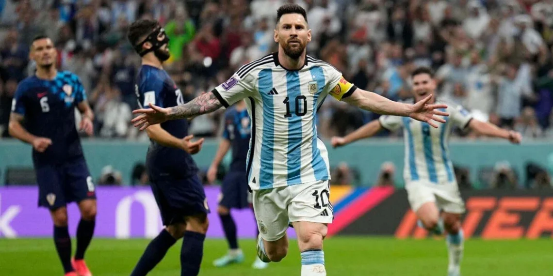 Lionel Messi khiến trung vệ tài năng của Croatia gặp khó khăn