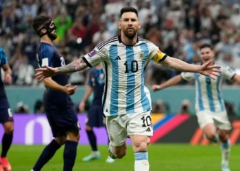 Lionel Messi khiến trung vệ tài năng của Croatia gặp khó khăn